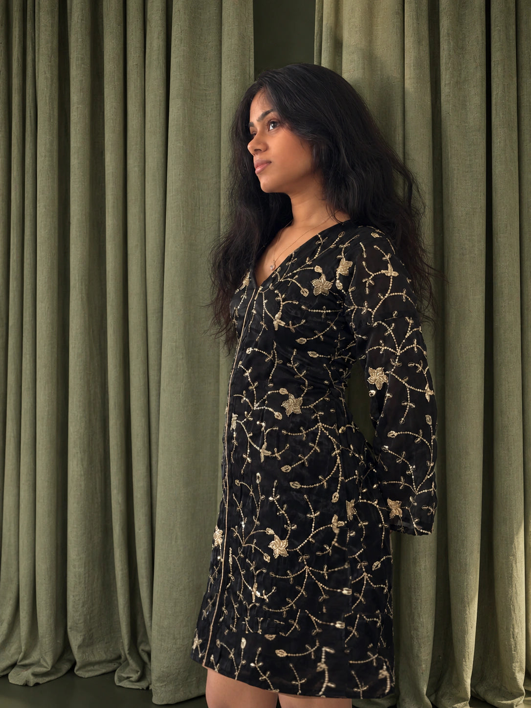 mazo Buri Nazar dress, side view of the V neck and the gold piped centre front